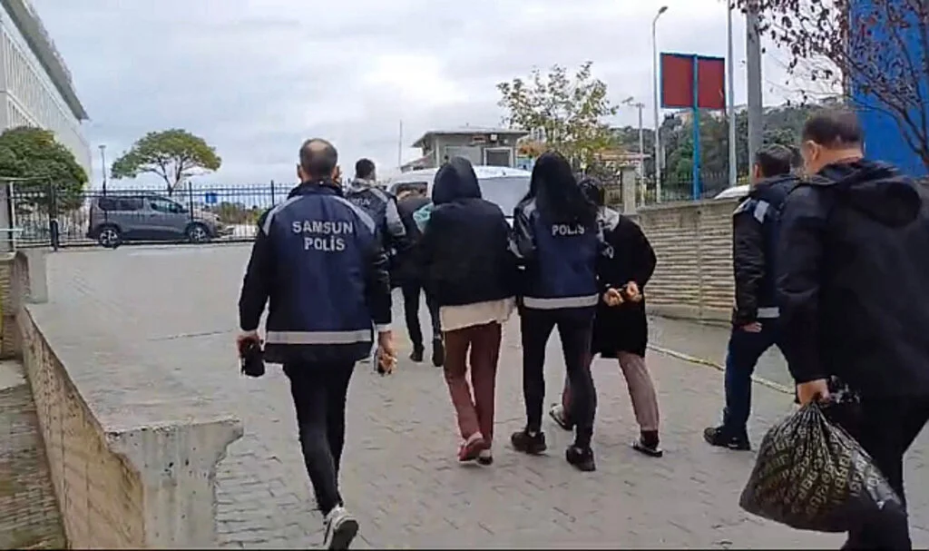 Samsun'da evden ziynet eşyası çaldıkları gerekçesiyle 3 zanlı yakalandı