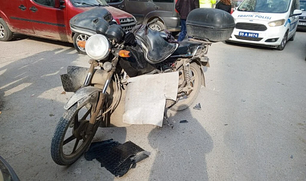 Samsun'da hafif ticari araç ile motosiklet çarpıştı: 1 yaralı