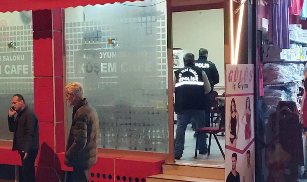 Samsun'da Kafe Sahibi, Tost Satmaya Başlayan Kahvehaneye Silahlı Saldırı Düzenledi: 2 Yaralı