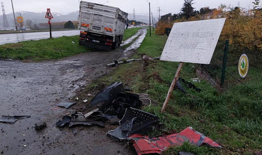Samsun'da Kavşakta Kaza: 2 Kişi Yaralandı