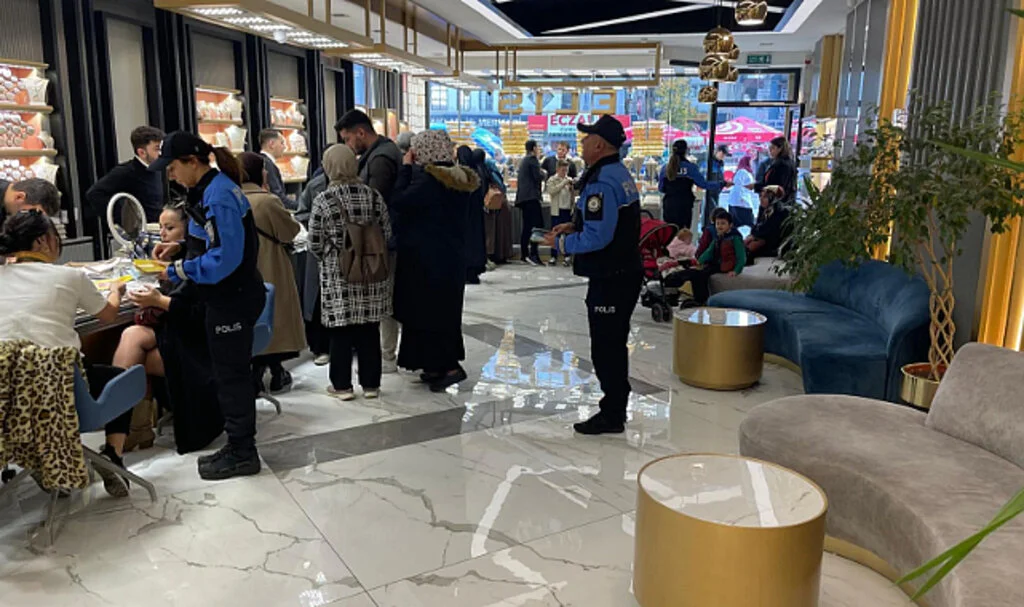 Samsun'da Polisten Kuyumcu Esnafı ve Vatandaşlara Farkındalık Çalışması