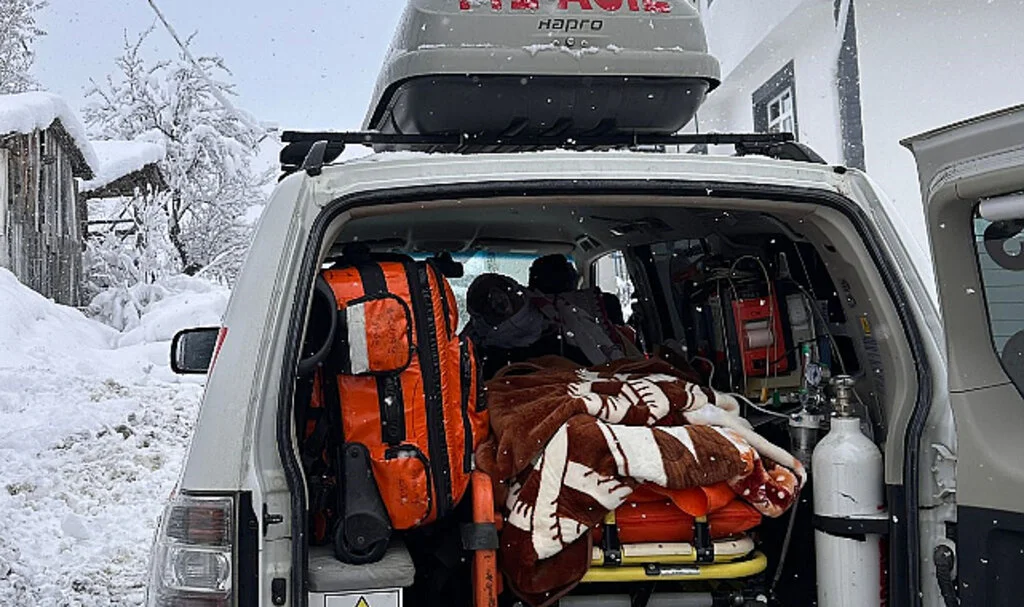 Samsun'da UMKE, Karla Kaplı Yolda Hasta Kurtardı