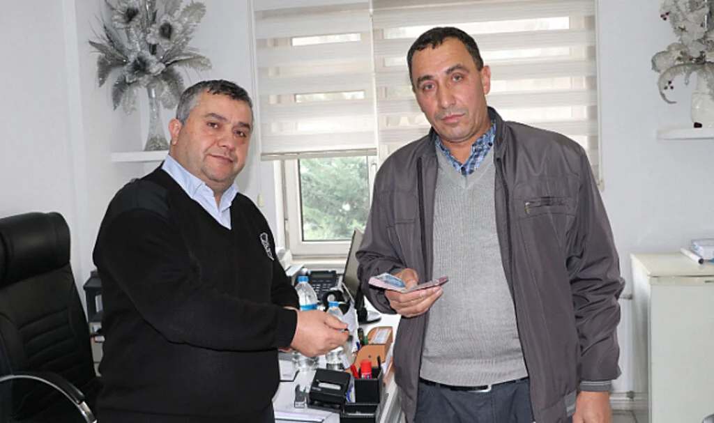 Samsun'da Yolda Bulunan Para Sahibine Teslim Edildi