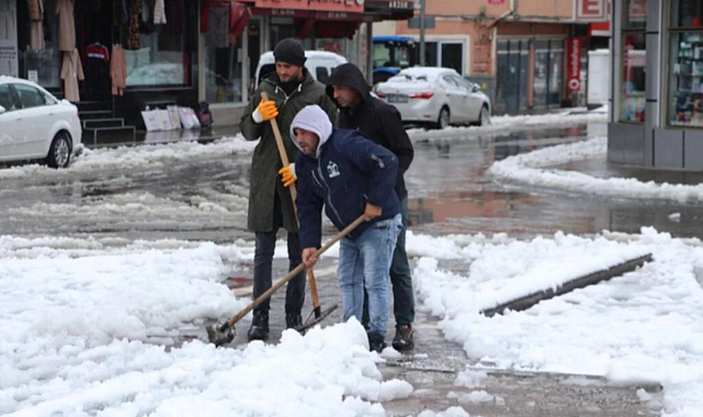 Samsun'un ilçelerinde kar yağışı etkili oldu