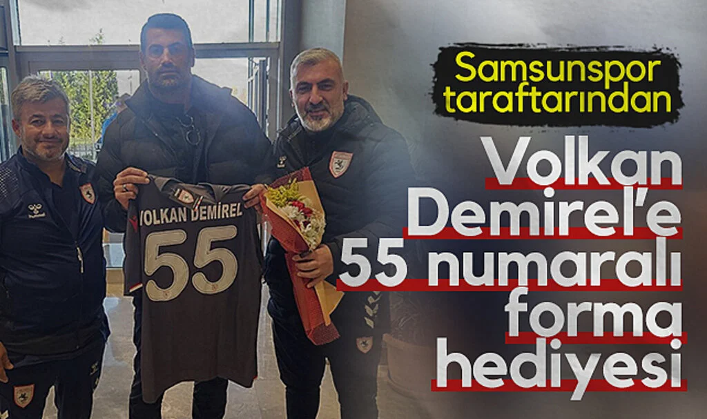 Samsunspor taraftarlarından, Volkan Demirel'e çiçek ve forma hediyesi