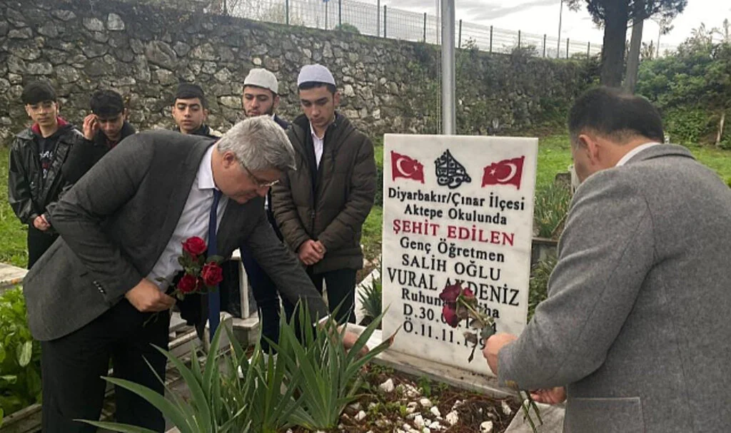 Şehit Öğretmen Vural Akdeniz Dualarla Anıldı