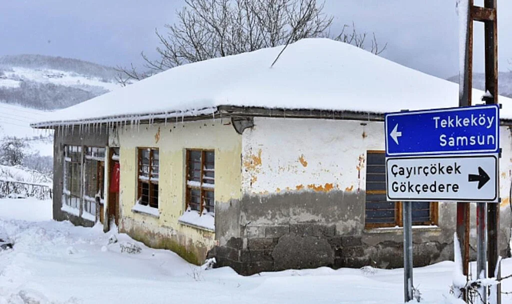 Tekkeköy'ün Beyaz Güzelliği: Kar Yağışı Mest Etti