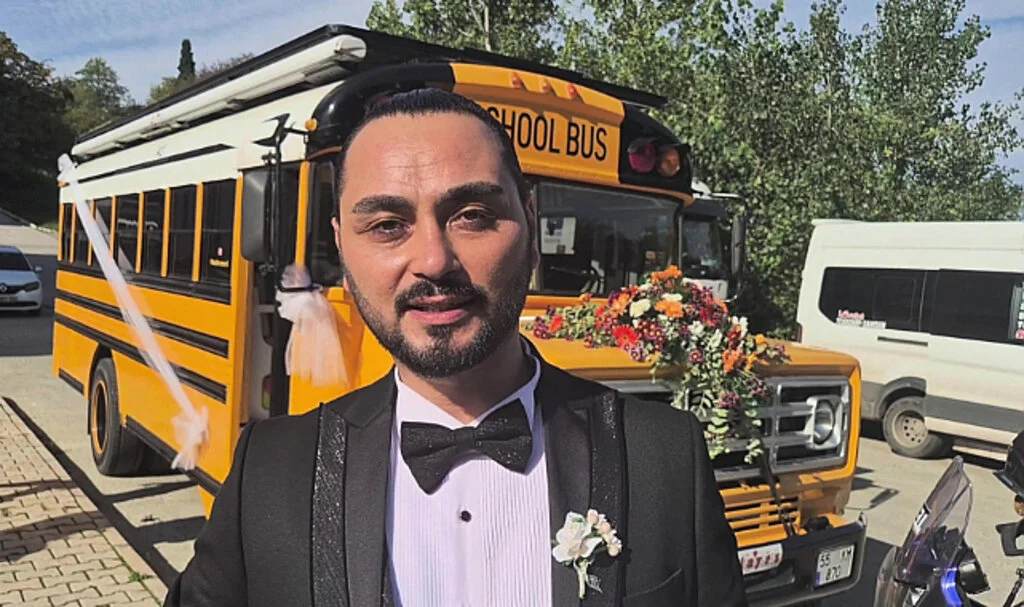 Türkiye'de Bir İlk: Kadir Mert'in School Bus Gelin Arabası Oldu