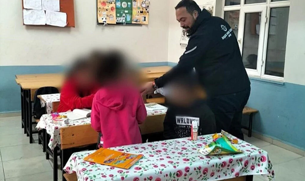 Vezirköprü'de Çocuklara Mont ve Bot Desteği
