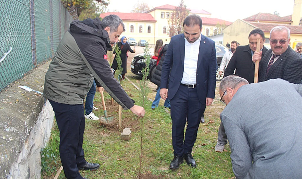 Vezirköprü’de Şehit Öğretmenler İçin Fidan Dikildi
