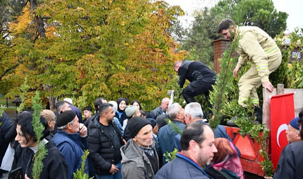 Vezirköprü’de Vatandaşlara Ücretsiz 5 Bin Fidan Dağıtıldı