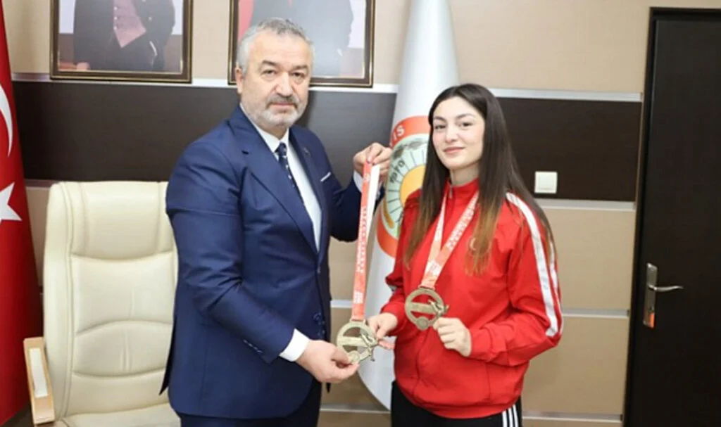 19 Mayıs Belediye Başkanı Topaloğlu başarılı sporcuları ağırladı