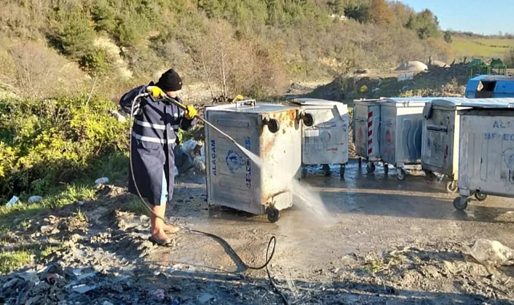 Alaçam Belediyesi konteyner temizledi