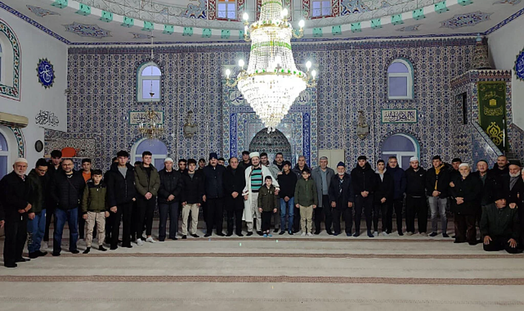 Alaçam'da gençler sabah namazında buluştu