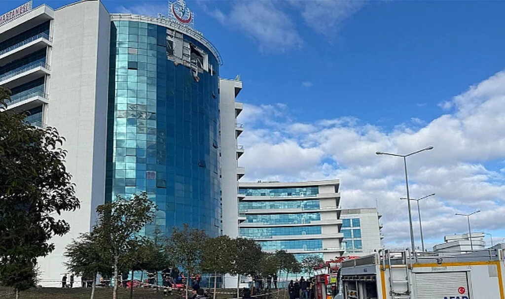 Ambulans Helikopter Hastaneye Çarptı: 4 Can Kaybı