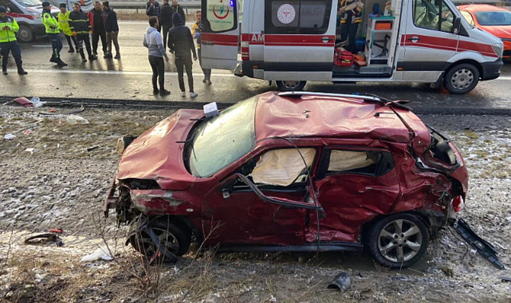 Anadolu Otoyolu’nda Feci Kaza: 1 Ölü, 4 Yaralı