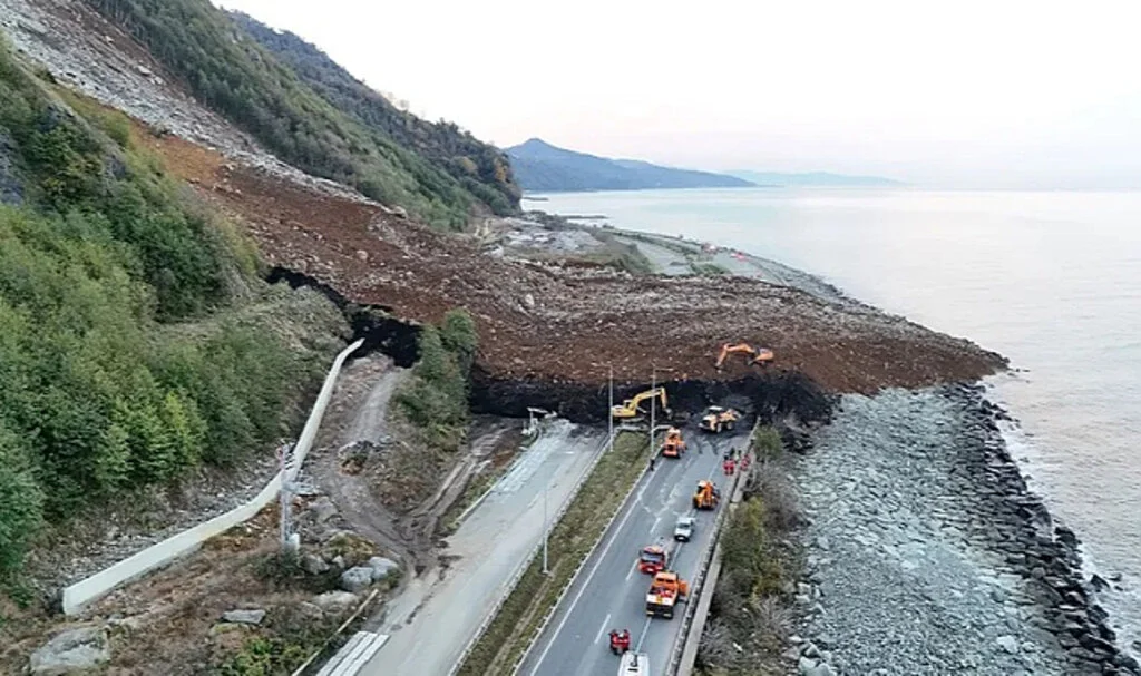 Artvin'de Heyelan: Karadeniz Sahil Yolu Trafiğe Kapandı