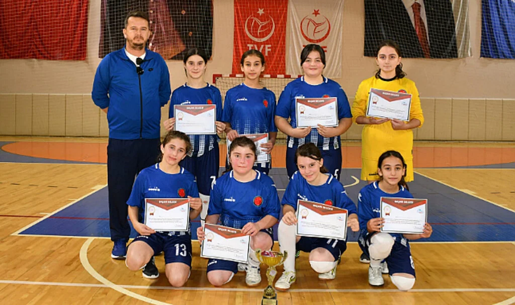 Ayvacık İmam Hatip Ortaokulu Doğu Bölgesi Futsal Şampiyonu