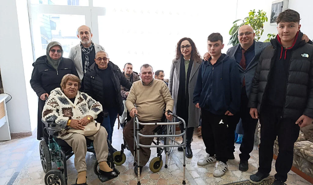 Bafra’da Öğrencilerden Anlamlı Destek: Derneğe Yürüteç Bağışı