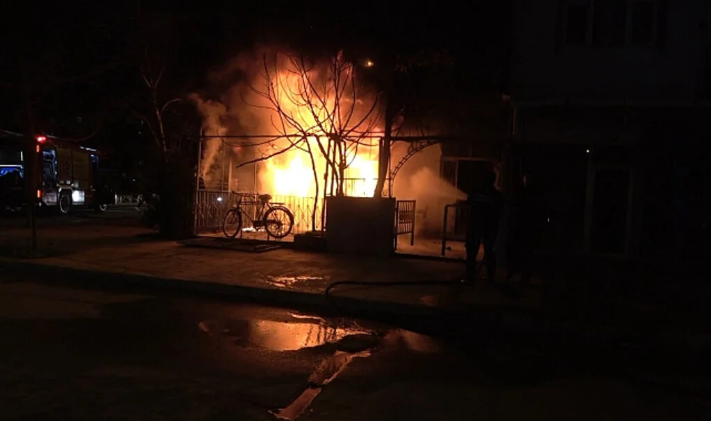 Bafra’da Oto Döşeme Dükkanında Yangın: 2 Kişi Hastaneye Kaldırıldı