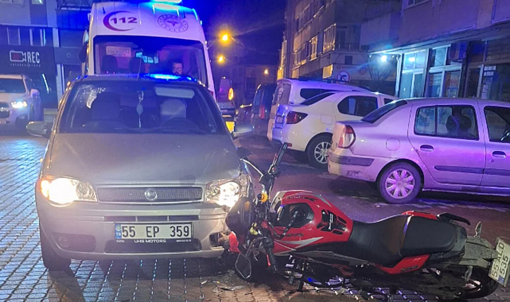 Bafra’da Otomobil ve Motosiklet Çarpıştı: 2 Yaralı