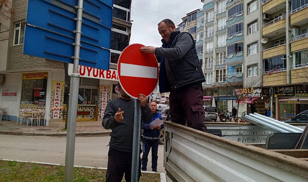 Bafra'da trafik levhalar yenileniyor