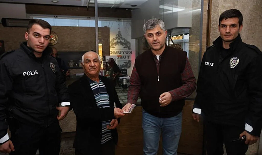 Bafra'da Yolda Bulduğu 1700 Doları Sahibine Teslim Etti