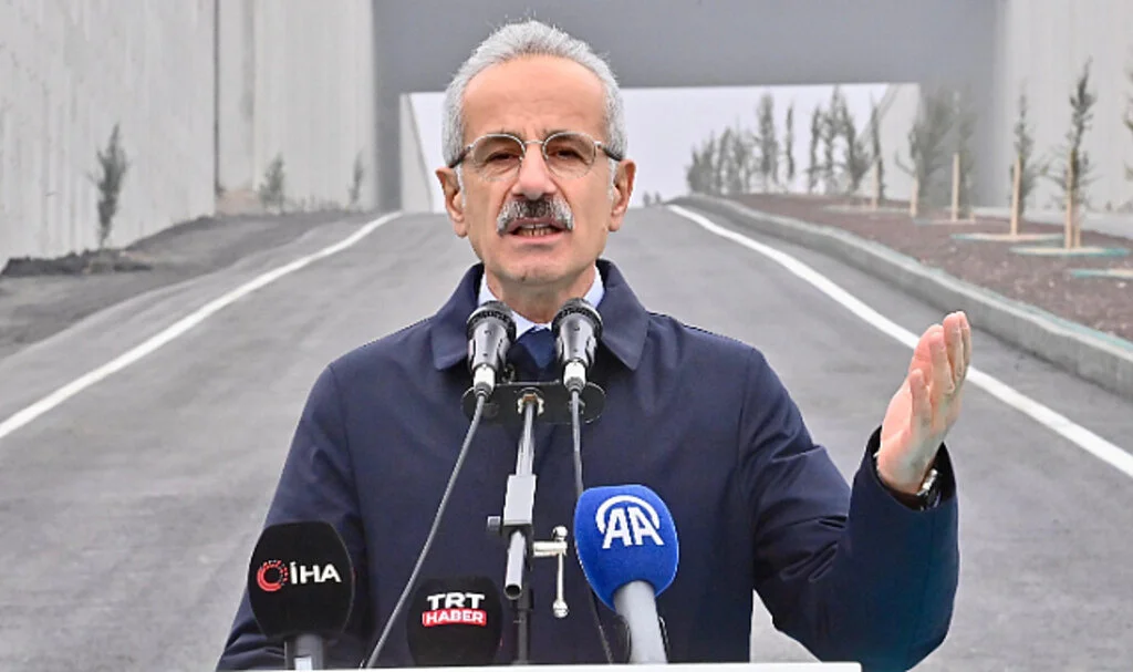 Bakan Uraloğlu: Türkiye’nin Bölünmüş Yol Uzunluğu 30 Bin Kilometreyi Aştı