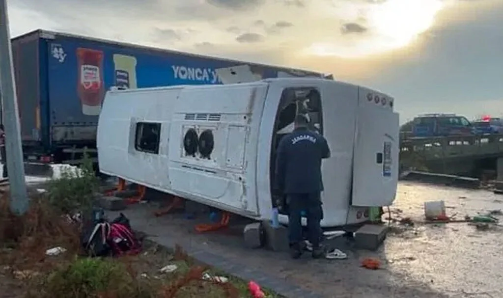  Balıkesir’de Feci Kaza: Okul Servisi TIR’la Çarpıştı