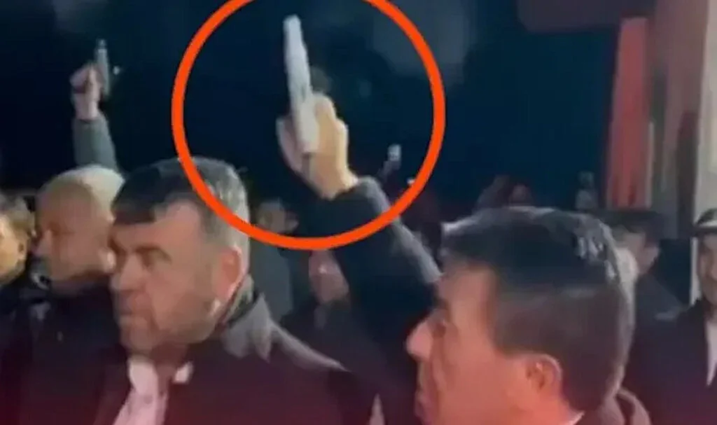 Belediye başkanından tepki çeken görüntü! Düğünde havaya ateş açtı