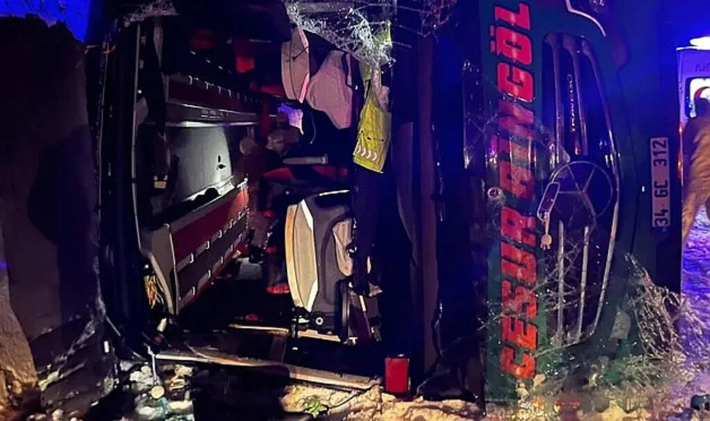 Bingöl'de Yolcu Otobüsü Devrildi: 2 Ölü, 16 Yaralı