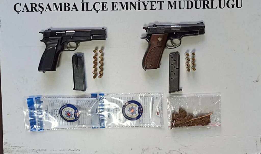 Çarşamba'da Araçlarda Tabanca ve Uyuşturucu Bulundu