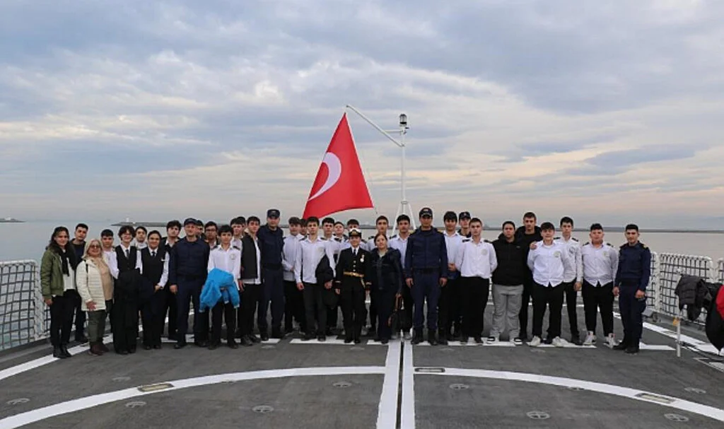 Denizcilik Öğrencileri TCSG Dost Gemisi’ni Keşfetti