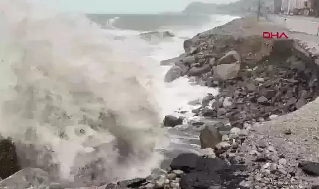 Dev dalgalar sahili yıktı geçti! Karadeniz'de kuvvetli fırtına