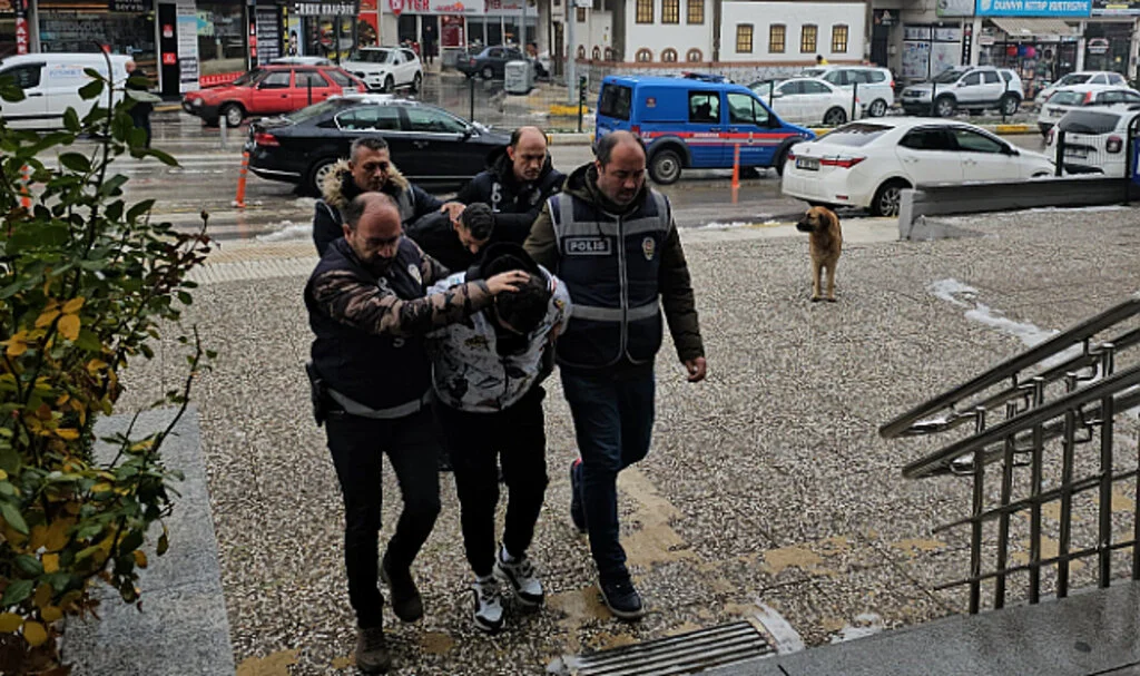 Emekli Çifti 5 Milyon Lira Dolandıran Şüpheliler Tutuklandı
