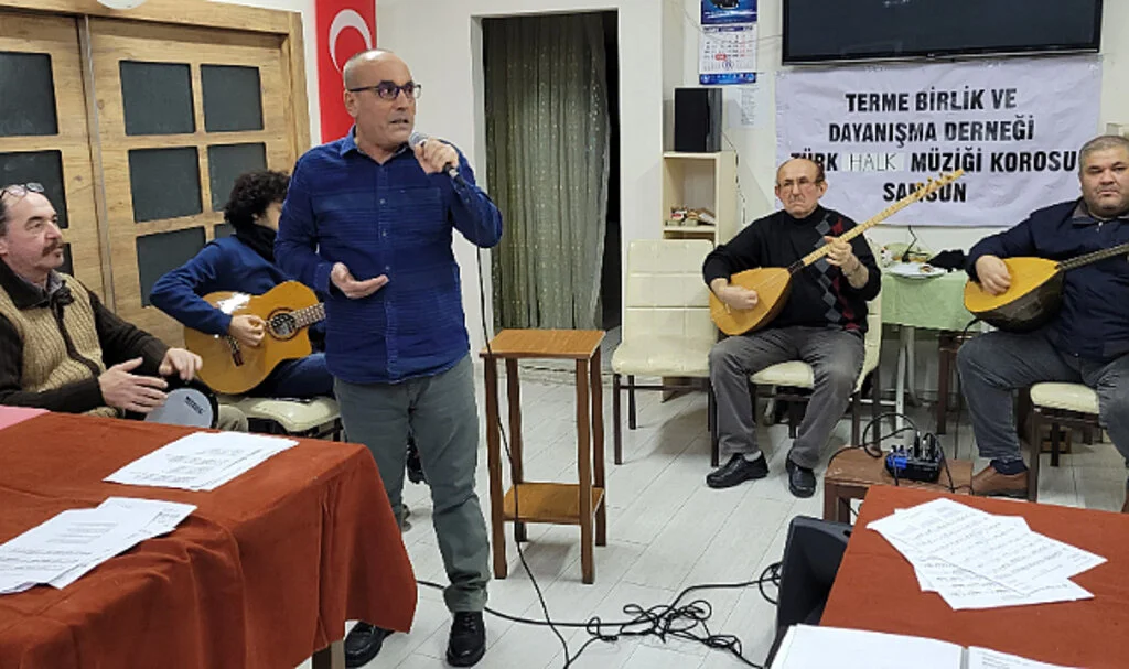 Emekli Polisten Öğrencilere Türkü Ziyafeti