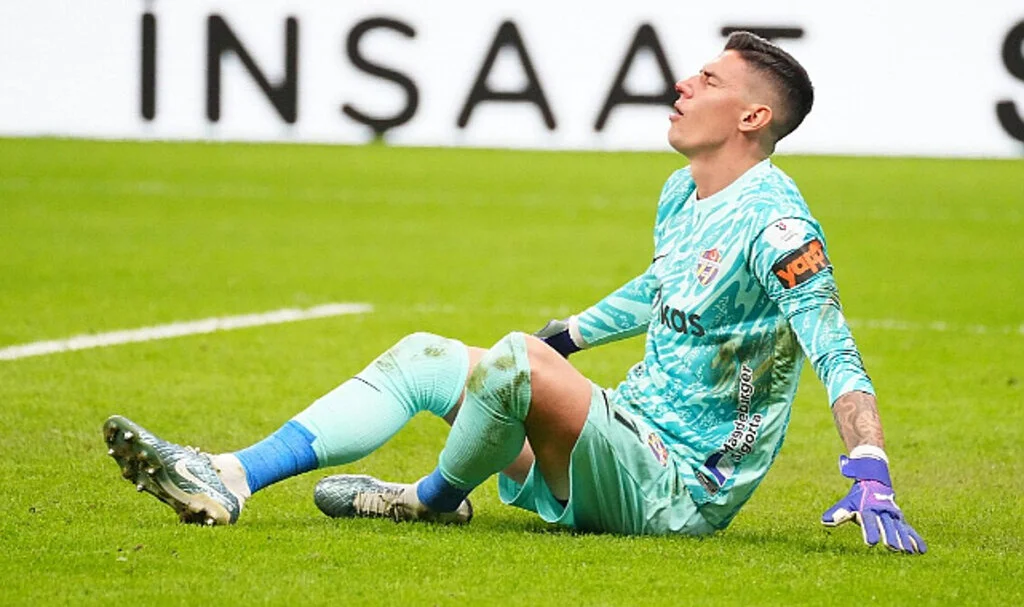 Eyüpspor’da Kaleci Berke Özer Sakatlandı