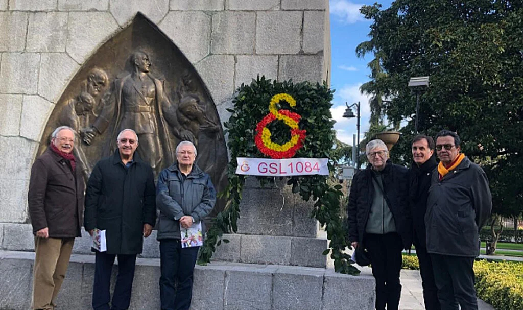 Galatasaray Lisesi 1973 Mezunları atasını unutmadı