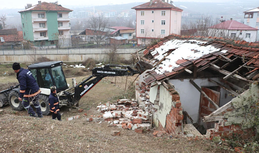 Havza’da Güvenlik Önlemi: Metruk Yapı Yıkıldı
