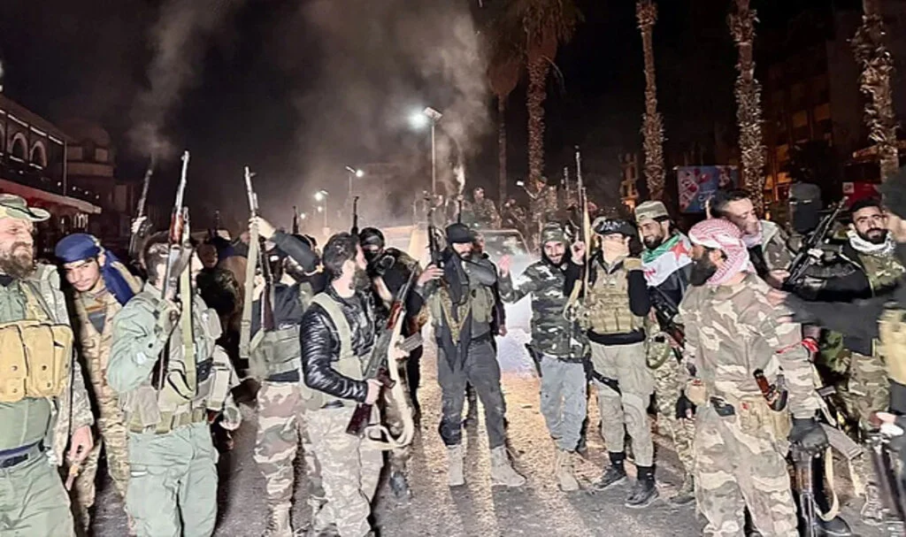 HTŞ Şam'da Kontrolü Ele Geçirdi: Esad Uçakla Kaçtı