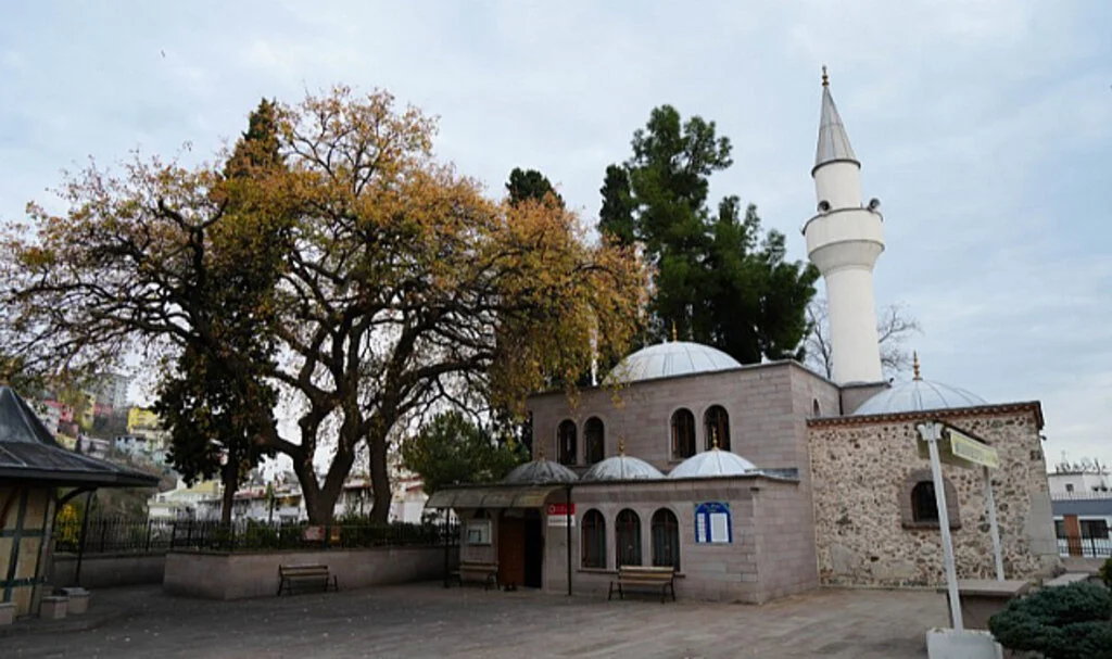 İsa Baba'nın İbretlik Mezar Taşı Ziyaretçileri Düşündürüyor