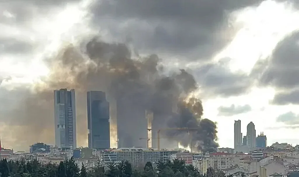 İstanbul semalarına dumanlar yükseldi: Mahsur kalan işçiler zar zor çıktı! Bir yangın söndürülürken öbürü başladı