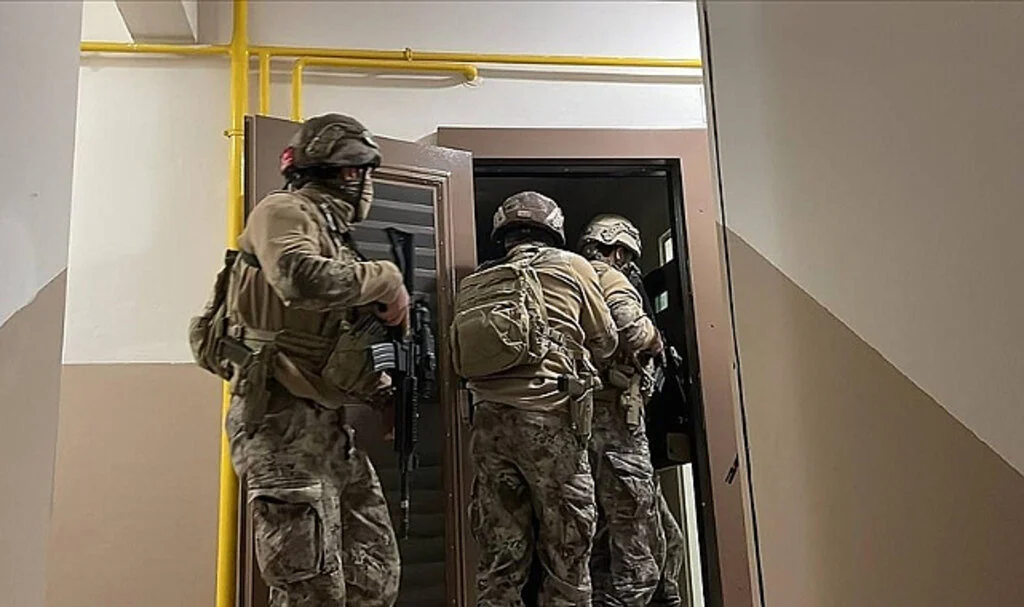 İzmir Merkezli DEAŞ Operasyonu: 77 Şüpheli Gözaltında
