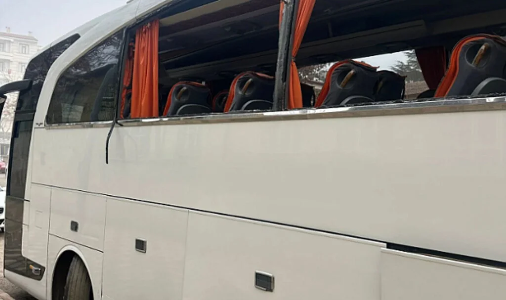 Kaçırdığı yolcu otobüsüyle trafiği birbirine kattı
