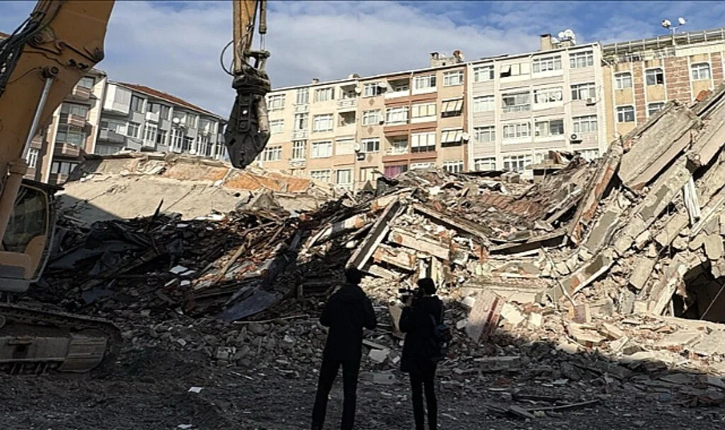 Kentsel Dönüşümde Çökme: Tahliye Sırasında Panik!