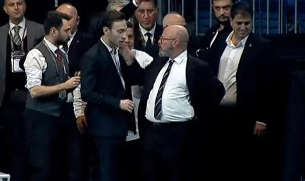 Mete Vardar, Oğlu Sinan Vardar’a Tokat Attı!