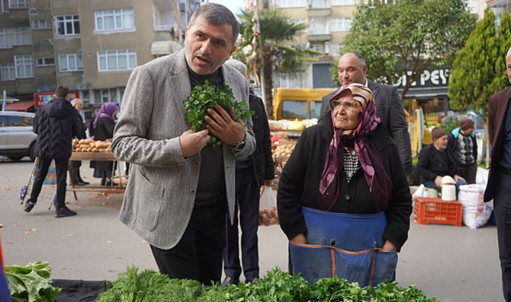 MHP İl Başkanı Burhan Mucur Modern Pazar Esnafını Ziyaret Etti