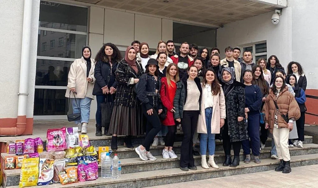 OMÜ Öğrencileri Sokak Hayvanlarına Şefkat Elini Uzattı