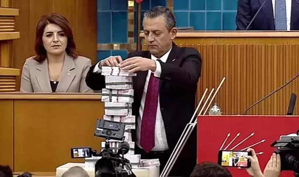 Özgür Özel’den Paralı Gönderme: Kürsüye Valizle Çıktı