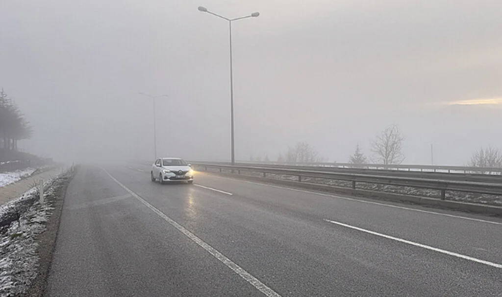 Samsun-Ankara Yolu Siste: Trafik Kontrollü Sağlanıyor